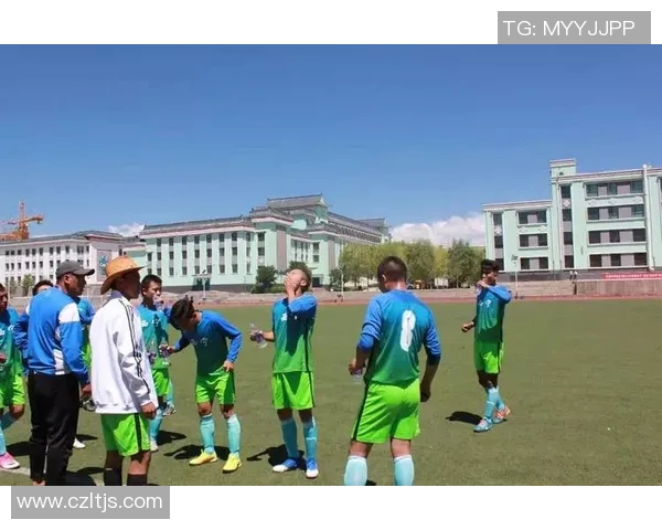 足球明星男士背影魅力展现细腻瞬间引发无限遐想与热爱