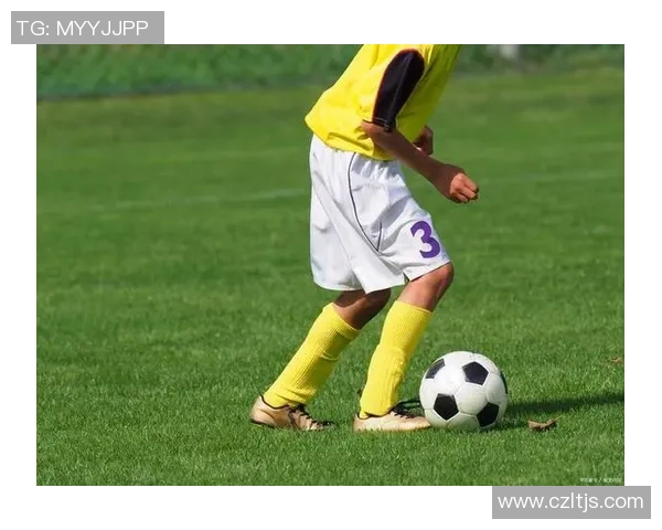 足球明星为何偏爱脚尖射门技巧解析与精彩瞬间回顾 足球明星为何偏爱脚尖射门技巧解析与精彩瞬间回顾